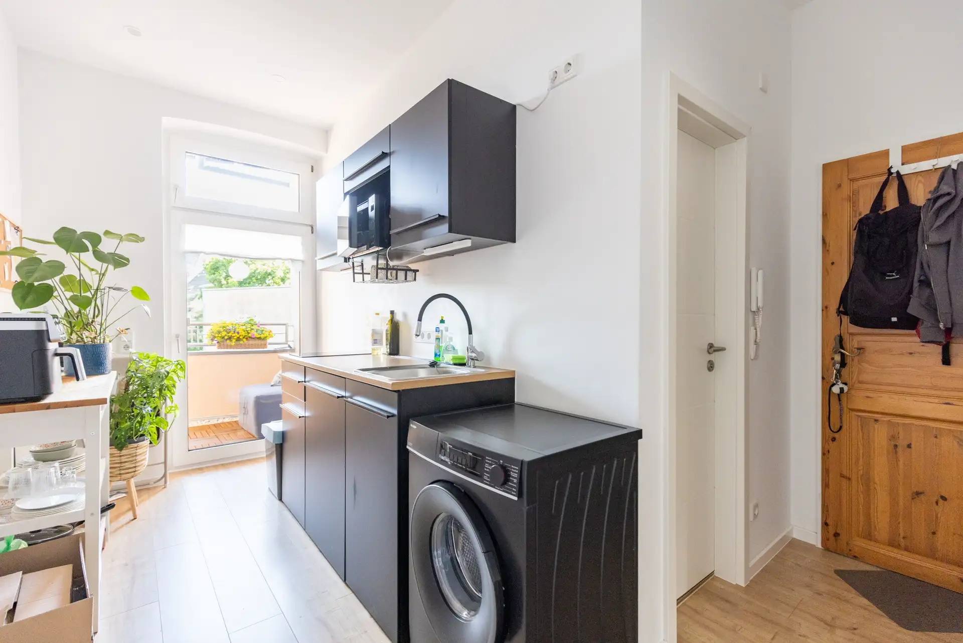 Altbaucharme trifft moderne Ausstattung: Sanierte Wohnung mit Balkon in Düsseldorf-Eller in Düsseldorf