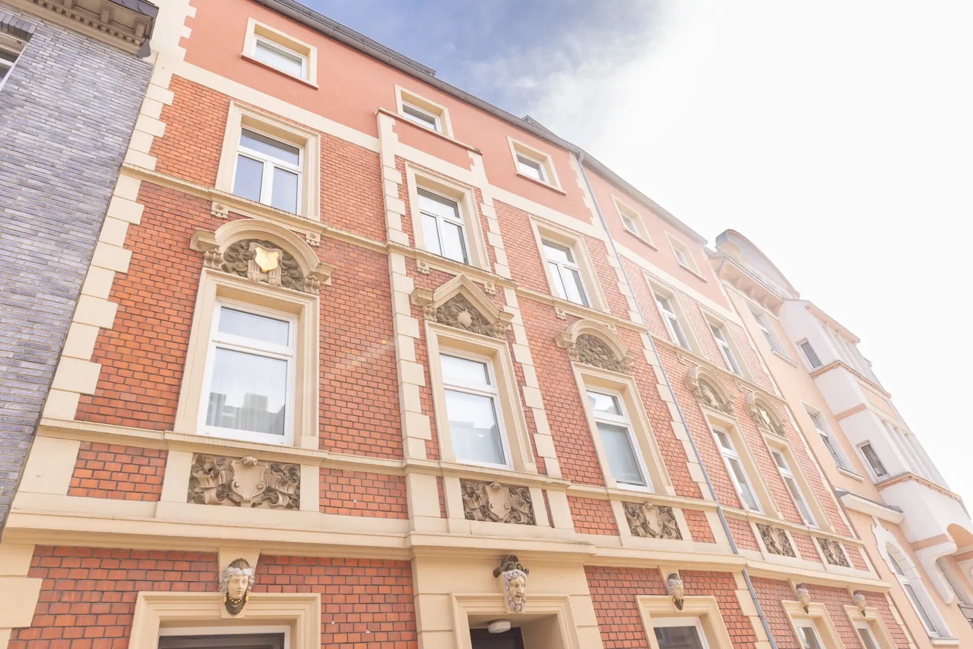 Altbaucharme trifft moderne Ausstattung: Sanierte Wohnung mit Balkon in Düsseldorf-Eller in Düsseldorf
