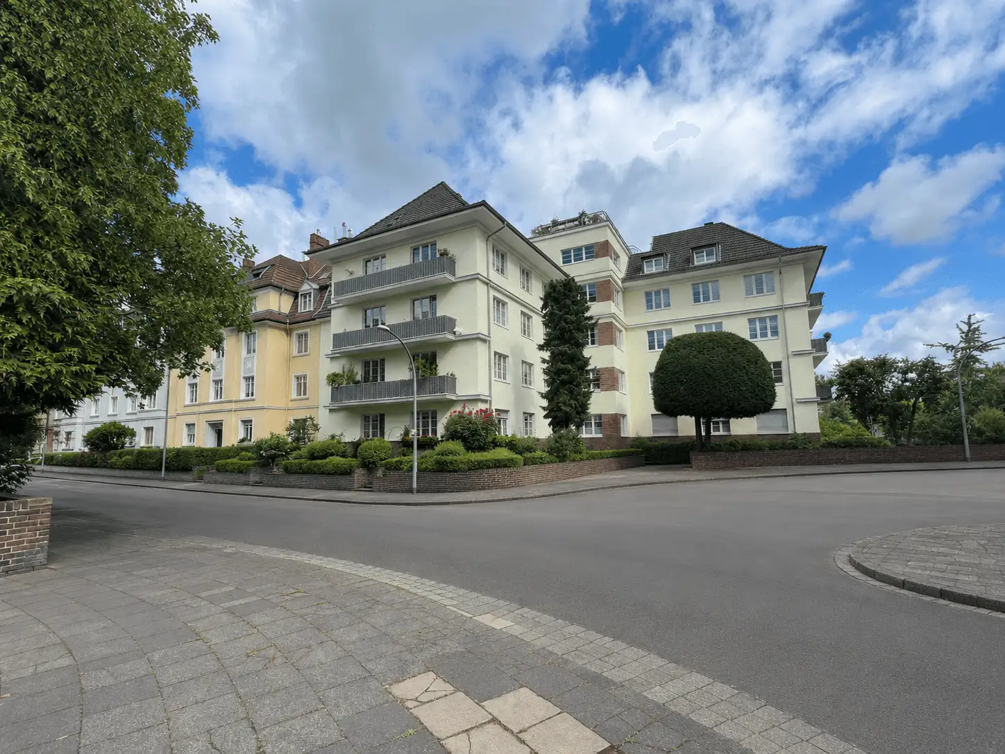 Hohe Decken, Parkett, Kamin & Dachterrasse | Stilvoll leben am Mathiaskirchplatz in Köln
